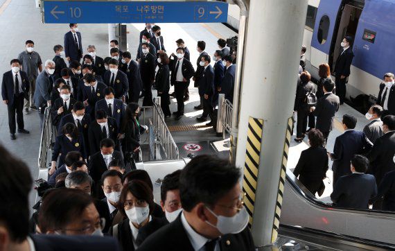 국민의힘 의원들이 광주 5·18 민주화운동 제42주년 기념행사 참석을 위해 18일 광주송정역에 도착하고 있다. 사진=뉴시스