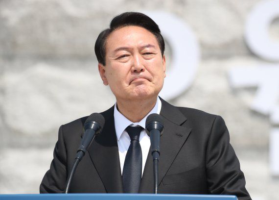 윤석열 대통령이 18일 광주 북구 국립5·18민주묘지에서 열린 광주 5·18 민주화운동 제42주년 기념식에서 기념사하고 있다. 뉴시스                                    기시다 후미오 일본 총리. 로이터 뉴스1