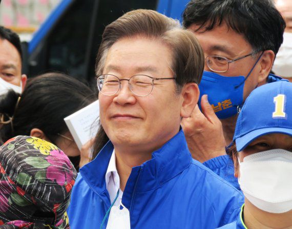 제8회 전국동시지방선거 공식 선거운동이 시작된 19일 오후 인천시 동구 동인천역 북광장에서 더불어민주당 이재명 계양을 국회의원 후보 겸 총괄선대위원장이 시민들에게 지지를 호소하고 있다. 2022.05.19. /사진=뉴시스