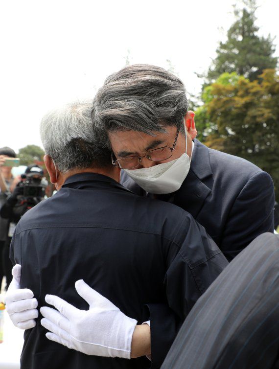 42년만의 화해 5·18 민주화 운동 당시 시위대 버스를 몰다가 경찰 4명을 치어 숨지게 한 운전자 배 모씨가 19일 오전 서울 동작구 국립서울현충원 경찰충혼탑 앞에서 故 정충길 경사 유가족 정원영 씨와 포옹을 하고 있다. 민간인이 주체가 돼 경찰 유가족에게 공식적으로 용서를 구한 자리는 42년 만에 처음이다. 뉴스1