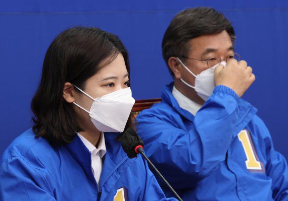 [서울=뉴시스] 전진환 기자 = 박지현 더불어민주당 상임선대위원장(공동비대위원장)이 25일 국회에서 열린 더불어민주당 국정균형과 민생안정을 위한 선대위 합동회의에서 발언을 하고 있다. (공동취재사진) 2022.05.25. photo@newsis.com /사진=뉴시스