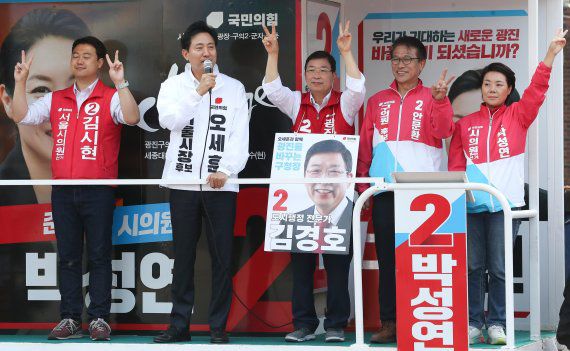 오세훈 국민의힘 서울시장 후보가 26일 오전 서울 광진구 중곡제일골목시장 앞에서 김경호 광진구청장 후보와 선거 유세를 하며 출근길 시민들에게 지지를 호소하고 있다.