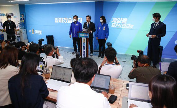 이재명 더불어민주당 총괄선대위원장과 윤호중, 박지현 공동상임선대위원장이 30일 인천 계양구 이재명 국회의원 후보 캠프사무실에서 합동 기자회견을 하고 있다. 사진=박범준 기자