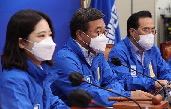 윤호중 더불어민주당 상임선거대책위원장이 31일 오전 서울 여의도 국회에서 열린 중앙선거대책위원회의에 참석해 모두발언을 하고 있다. (공동취재사진) 사진=뉴시스