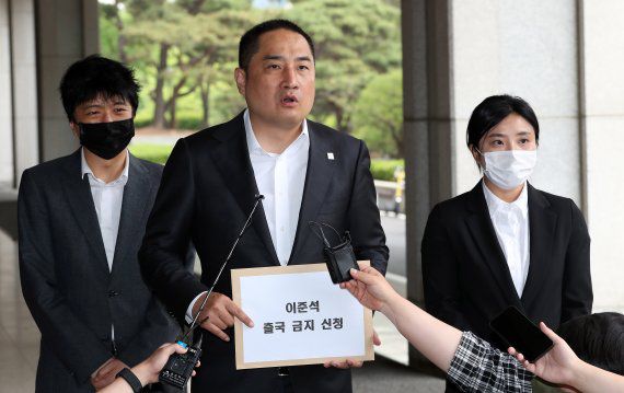 강용석 경기지사 무소속 후보가 30일 오전 이준석 국민의힘 대표와 김철근 당대표 정무실장, 김연기 변호사에 대한 출국금지 신청을 위해 서울 서초구 서울중앙지검에 도착해 입장을 밝히고 있다. 강 후보는 자신이 운영하는 유튜브 방송 '가로세로연구소'와 자신의 SNS 등을 통해 이준석 대표의 성상납 의혹 등을 제기해 왔다. © News1 박세연 기자 /사진=뉴스1