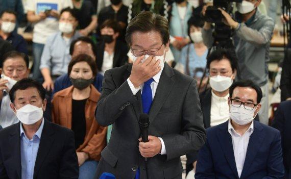 인천 계양을 국회의원 보궐선거에서 당선이 확실시 된 이재명 더불어민주당 후보가 2일 새벽 인천 계양구 경명대로 캠프사무실을 찾아 당선 인사에 앞서 마스크를 고쳐쓰고 있다. (공동취재사진) 사진=뉴시스