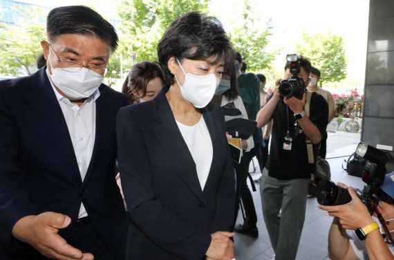 박순애 사회부총리 겸 교육부 장관 후보자가 지난달 27일 오전 인사청문회 준비 사무실이 마련된 서울 영등포구 한국교육시설안전원으로 출근하고 있다. 뉴시스