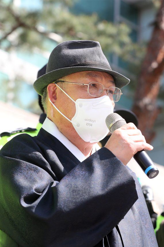 백은종 서울의소리 대표가 8일 오후 서울 서초구 아크로비스타 앞에서 윤석열 대통령 당선인의 부인 김건희 여사에 대한 주가 조작·경력 조작 의혹에 대한 검찰 수사 촉구 기자회견에서 발언하고 있다 . 2022.4.8/뉴스1 /사진=뉴스1화상