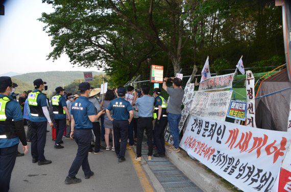 24일 오후 경남 양산시 하북면 평산마을 주민 40여 명이 문재인 전 대통령 사저 앞 도로에서 한 보수단체가 진행하는 집회현장을 찾아 소음으로 인한 생활 불편을 호소하며 거친 항의를 하고 있다. 2022.5.24. alk9935@newsis.com /사진=뉴시스