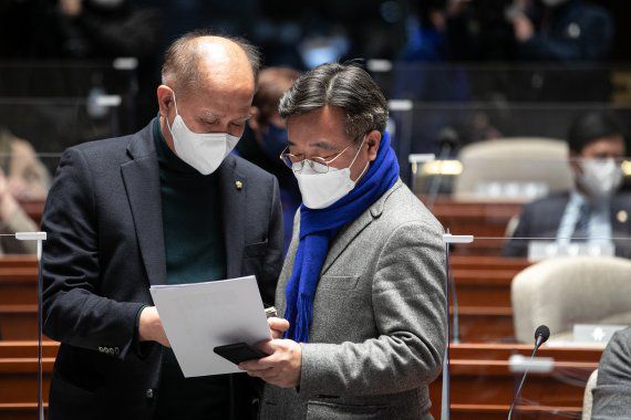 윤호중 전 원내대표(오른쪽)와 이용우 의원. 뉴스1
