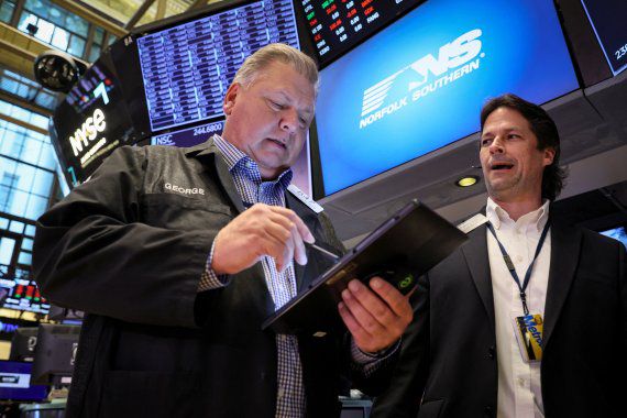 미국 뉴욕 맨해튼 뉴욕증권거래소(NYSE)에서 7일(현지시간) 중개인들이 대화하고 있다. 이날 뉴욕증시 3대 지수는 장 내내 등락을 거듭한 끝에 결국 3대 지수가 일제히 상승하며 이틀 연속 오름세로 장을 마쳤다. 로이터뉴스1