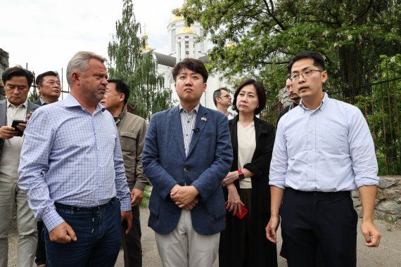 이준석 국민의힘 대표가 지난 5일(현지시간) 우크라이나 부차 지역 현장시찰을 하고 있다. (국민의힘 제공) 2022.6.7/뉴스1 © News1 유승관 기자 /사진=뉴스1