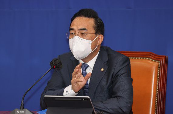 박홍근 더불어민주당 대표 직무대행 겸 원내대표가 8일 서울 여의도 국회에서 비상대책위원회 구성 등 현안 관련 기자간담회를 하고 있다. 공동취재사진, 뉴시스                                    윤석열 대통령이 9일 용산 대통령실 청사로 출근하며 취재진의 질문에 답하고 있다. 대통령실사진기자단, 뉴스1.