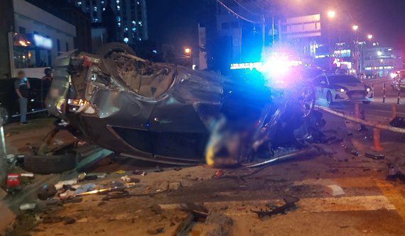 [청주=뉴시스] 조성현 기자 = 11일 오후 8시58분께 충북 청주시 흥덕구 강서동 한 도로에서 경찰차와 SUV 차량이 부딪쳤다. 이 사고로 SUV 차량이 전복됐다. (사진=청주서부소방서 제공) 2022.06.11. photo@newsis.com *재판매 및 DB 금지 /사진=뉴시스