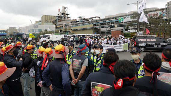 화물연대 총파업 일주일째인 13일 화물연대 울산지부 조합원들이 울산시 울주군 온산읍 고려아연 정문 앞에서 경찰과 대치하고 있다. 뉴스1 제공