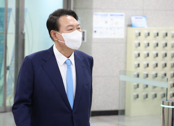 [서울=뉴시스] 홍효식 기자 = 윤석열 대통령이 14일 오전 서울 용산 대통령실 청사로 출근하고 있다. (대통령실통신사진기자단) 2022.06.14. yesphoto@newsis.com <저작권자ⓒ 공감언론 뉴시스통신사. 무단전재-재배포 금지.> /사진=뉴시스화상