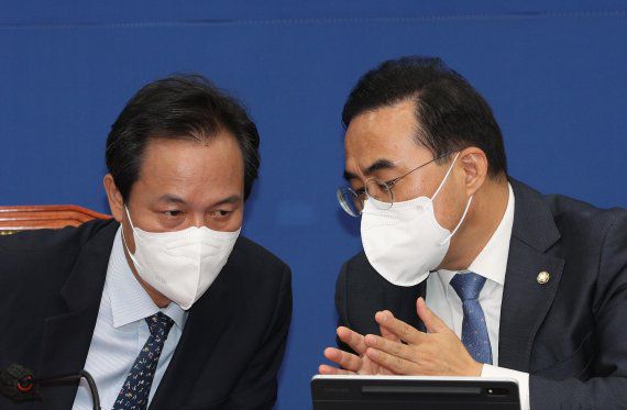 우상호 더불어민주당 비상대책위원장(왼쪽)과 박홍근 더불어민주당 원내대표가 15일 오전 국회에서 열린 비상대책위원회의 도중 이야기를 나누고 있다. 공동취재, 뉴스1.