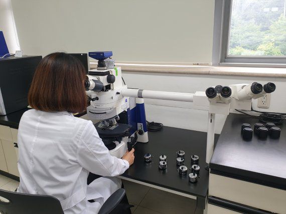 대구시 상수도사업본부가 낙동강 녹조 발생이 증가함에 따라 조류 차단막 정비, 고도 정수처리 운영 및 수질검사 강화 등을 통해 시민들이 안심하고 음용할 수 있는 수돗물 생산 공급에 총력을 기울이고 있다. 사진은 조류 수질검사 장면. 사진=대구시 제공