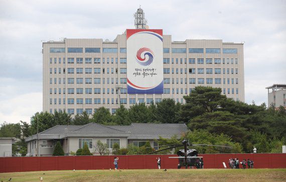 14일 오후 서울 용산구 옛 미군기지에 조성된 용산공원에서 시민들이 대통령 집무실을 바라보고 있다. 2022.6.14/뉴스1 © News1 송원영 기자 /사진=뉴스1