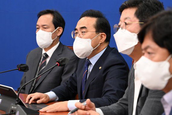 박홍근 더불어민주당 원내대표가 17일 오전 서울 여의도 국회에서 열린 비상대책위원회의에서 모두발언을 하고 있다. 사진=박범준 기자