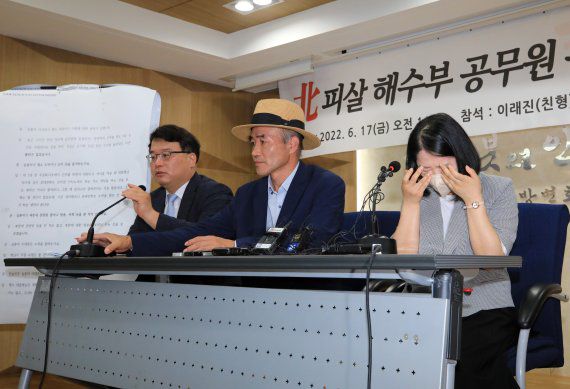 북한군에게 피살된 해양수산부 공무원의 유가족과 법률대리인 김기윤 변호사가 17일 오전 서울 서초구 변호사회관에서 '서해 공무원 피살 사건' 관련 향후 법적 대응 관련 기자회견을 하고 있다. /사진=뉴스1