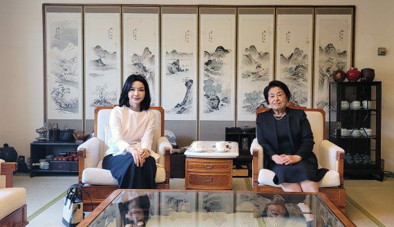 [서울=뉴시스] 윤석열 대통령 부인 김건희 여사가 16일 오후 서울 서대문구 연희동 전직 대통령 고 전두환씨 자택을 찾아 부인 이순자 여사를 예방해 기념촬영을 하고 있다. (사진=대통령실 제공) 2022.06.16. photo@newsis.com /사진=뉴시스