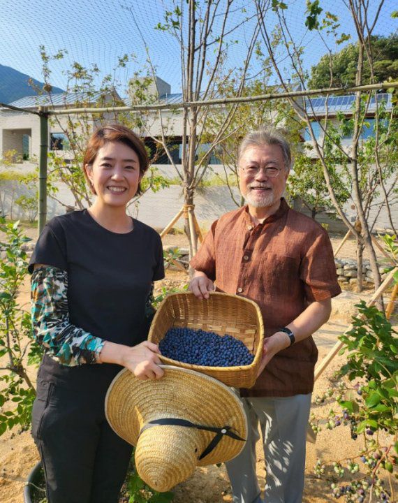 고민정 더불어민주당 의원이 19일 경남 양산 평산마을에서 문재인 전 대통령을 도와 수확한 블루베리를 들어 보이고 있다. (SNS 갈무리)© 뉴스1 /사진=뉴스1