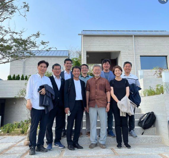 고민정 의원(아랫줄 맨 오른쪽) 등 청와대 참모를 지낸 더불어민주당 의원들이 19일 경남 양산 평산마을을 찾아 문재인 전 대통령과 한자리에 섰다. (SNS 갈무리) © 뉴스1 /사진=뉴스1