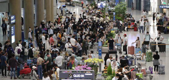 22일 오전 인천국제공항이 입국자들로 북적이고 있다. 질병관리청은 이날 원숭이두창 국내 첫 의심사례 2건이 발생해 진단검사를 진행중이라고 밝혔다. 의심환자는 2명으로 6월20일 항공편으로 입국한 외국인과 독일에서 귀국한 내국인으로, 현재 원숭이두창 진단검사 및 역학조사를 진행 중이다. 2022.6.22/뉴스1 © News1 임세영 기자 /사진=뉴스1