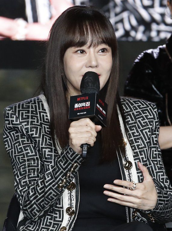 배우 김윤진이 22일 오전 서울 강남구 코엑스 그랜드볼룸에서 열린 넥플릭스 시리즈 '종이의 집:공동경제구역' 제작발표회에서 인사말을 하고 있다. '종이의 집: 공동경제구역'은 통일을 앞둔 한반도를 배경으로 천재적 전략가와 각기 다른 개성 및 능력을 지닌 강도들이 기상천외한 변수에 맞서며 벌이는 사상 초유의 인질 강도극을 그린 작품이다. 2022.6.22/뉴스1 © News1 권현진 기자 /사진=뉴스1