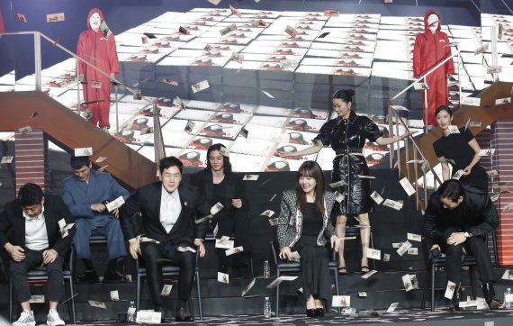 (서울=뉴스1) 권현진 기자 = 22일 오전 서울 강남구 코엑스 그랜드볼룸에서 열린 넥플릭스 시리즈 '종이의 집:공동경제구역' 제작발표회에서 통일화폐가 흩날리고 있다. '종이의 집: 공동경제구역'은 통일을 앞둔 한반도를 배경으로 천재적 전략가와 각기 다른 개성 및 능력을 지닌 강도들이 기상천외한 변수에 맞서며 벌이는 사상 초유의 인질 강도극을 그린 작품이다. 2022.6.22/뉴스1 /사진=뉴스1화상