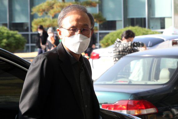 다스(DAS) 실소유 의혹으로 재판에 넘겨져 징역 17년을 확정받은 이명박(78) 전 대통령이 2020년 10월30일 오전 순환기과 진료를 받기 위해 서울 종로구 서울대병원에 도착하고 있다. © News1 황기선 기자 /사진=뉴스1