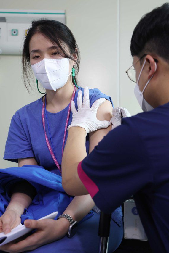 27일 오전 서울 중구 국립중앙의료원에서 의료진이 원숭이두창 백신을 접종받고 있다. /사진=연합뉴스