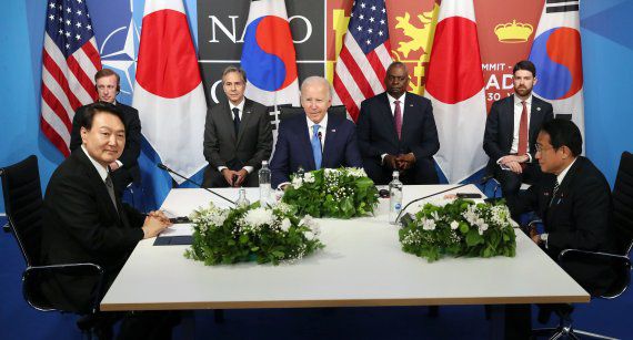 윤석열 대통령이 29일(현지시간) 마드리드 이페마(IFEMA)에서 조 바이든 미국 대통령, 기시다 후미오 일본 총리와 한미일 정상회담을 하고 있다. 뉴시스