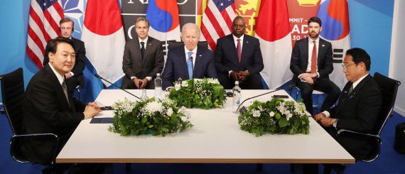 윤석열 대통령이 29일(현지시간) 마드리드 이페마(IFEMA)에서 조 바이든 미국 대통령, 기시다 후미오 일본 총리와 한미일 정상회담을 하고 있다. /사진=뉴시스