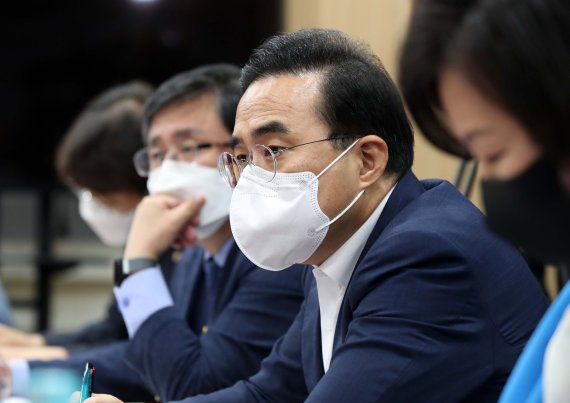 지난 1일 서울 금천구 월드메르디앙벤처센터 지식산업센터에서 열린 서민 점심물가 부담 경감을 위한 현장 간담회에서 박홍근 더불어민주당 원내대표가 소비자단체협의회의 발언을 듣고 있다. 뉴시스 제공