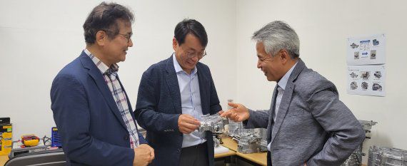 경량금속소재 연구단 한범석 단장(오른쪽)이 4일 경기도 용인의 코넥연구소에서 코넥 이광표 부회장(가운데), 문재호 부사장과 함께 고전압 제너레이터 보호 소재에 대해 의견을 나누고 있다. 사진=김만기 기자