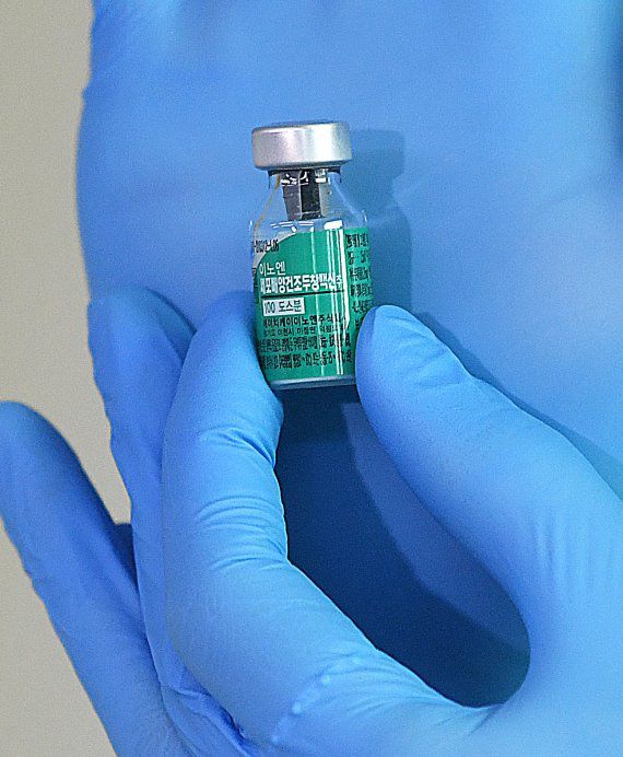 서울 중구 국립중앙의료원에서 한 의료진이 동결건조된 원숭이두창 백신을 들어 보이고 있다. /사진=공동취재단