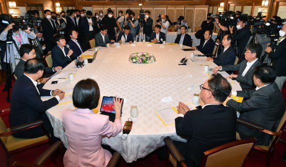 이준석 국민의힘 대표가 6일 서울 삼청동 총리공관에서 열린 제1차 고위 당정협의회에서 발언하고 있다. 사진=뉴스1
