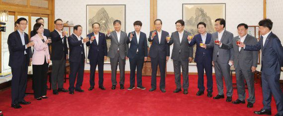 한덕수 국무총리와 이준석 국민의힘 대표를 비롯한 참석자들이 6일 오전 서울 삼청동 총리공관에서 윤석열 정부 출범 뒤 처음으로 열린 고위 당정 협의회에서 기념 촬영을 하고 있다. 사진=뉴스1