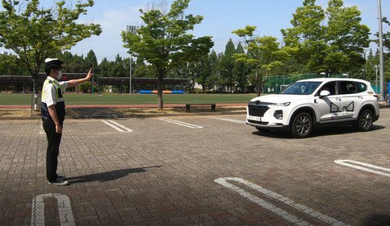 GIST 이용구 교수팀의 자율주행 차량이 주행 도중 교통안전요원의 수신호 정지를 인식하고 멈췄다. GIST 제공