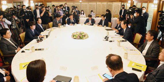 한덕수 국무총리가 6일 서울 종로구 삼청동 총리공관에서 열린 윤석열 정부 첫 고위 당정 협의회에서 발언하고 있다. 사진=뉴시스