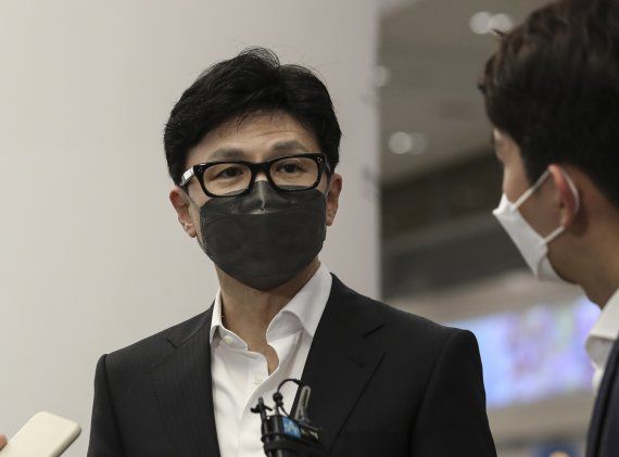 한동훈 법무부 장관이 미국 출장을 마치고 지난 7일 오후 인천국제공항 제2여객터미널에서 취재진 질의에 답변하고 있다./사진=뉴시스