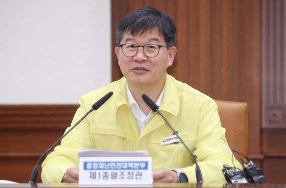 보건복지부 2차관인 이기일 중앙재난안전대책본부 제1총괄조정관이 8일 서울 종로구 세종대로 정부서울청사에서 열린 코로나19 중대본회의에서 모두발언을 하고 있다. 뉴스1 제공.
