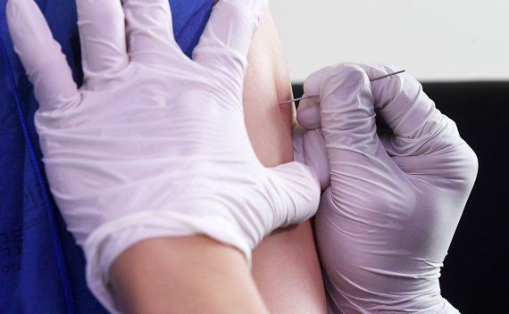 27일 서울 중구 국립중앙의료원에서 의료진이 분지침을 이용해 원숭이두창 대응 백신 접종을 하고 있다. /사진=공동취재단