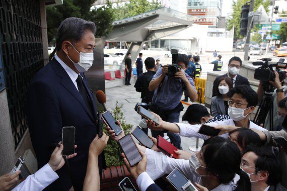 (서울=뉴스1) 김명섭 기자 = 박진 외교부 장관이 11일 오전 서울 종로구 주한일본대사관 공보문화원에 마련된 아베 신조 전 일본 총리 분향소를 찾아 조문한 다음 기자들의 질문에 답하고 있다. (공동취재) 2022.7.11/뉴스1 /사진=뉴스1화상