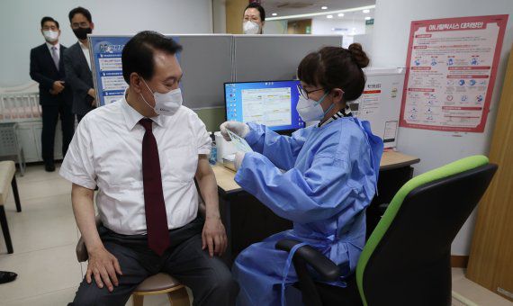 윤석열 대통령이 13일 서울 중구보건소에서 화이자사의 백신으로 신종 코로나바이러스 감염증(코로나19) 4차 예방접종을 마친 뒤 주의사항을 안내 받고 있다. (대통령실사진기자단) /사진=뉴스1