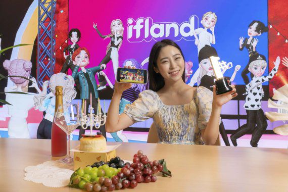 13일 SK텔레콤 모델이 메타버스 서비스인 '이프랜드' 출시 1주년 축하 세리머니를 하고 있다.