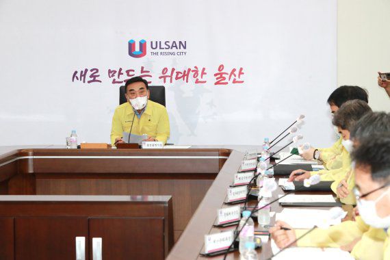 18일 열린 울산시의 코로나19 비상대책회의에서 김두겸 울산시장이 시와 구·군, 방역전문가 자문단, 감염병관리지원단 관계자들과 대책을 논의하고 있다. /사진=울산시 제공