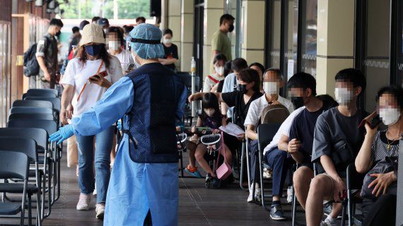 7만3천582명의 코로나19 신규 확진자가 발생, 83일 만에 최다를 기록한 19일 서울 송파구 보건소 선별진료소에서 시민들이 검사를 기다리고 있다.